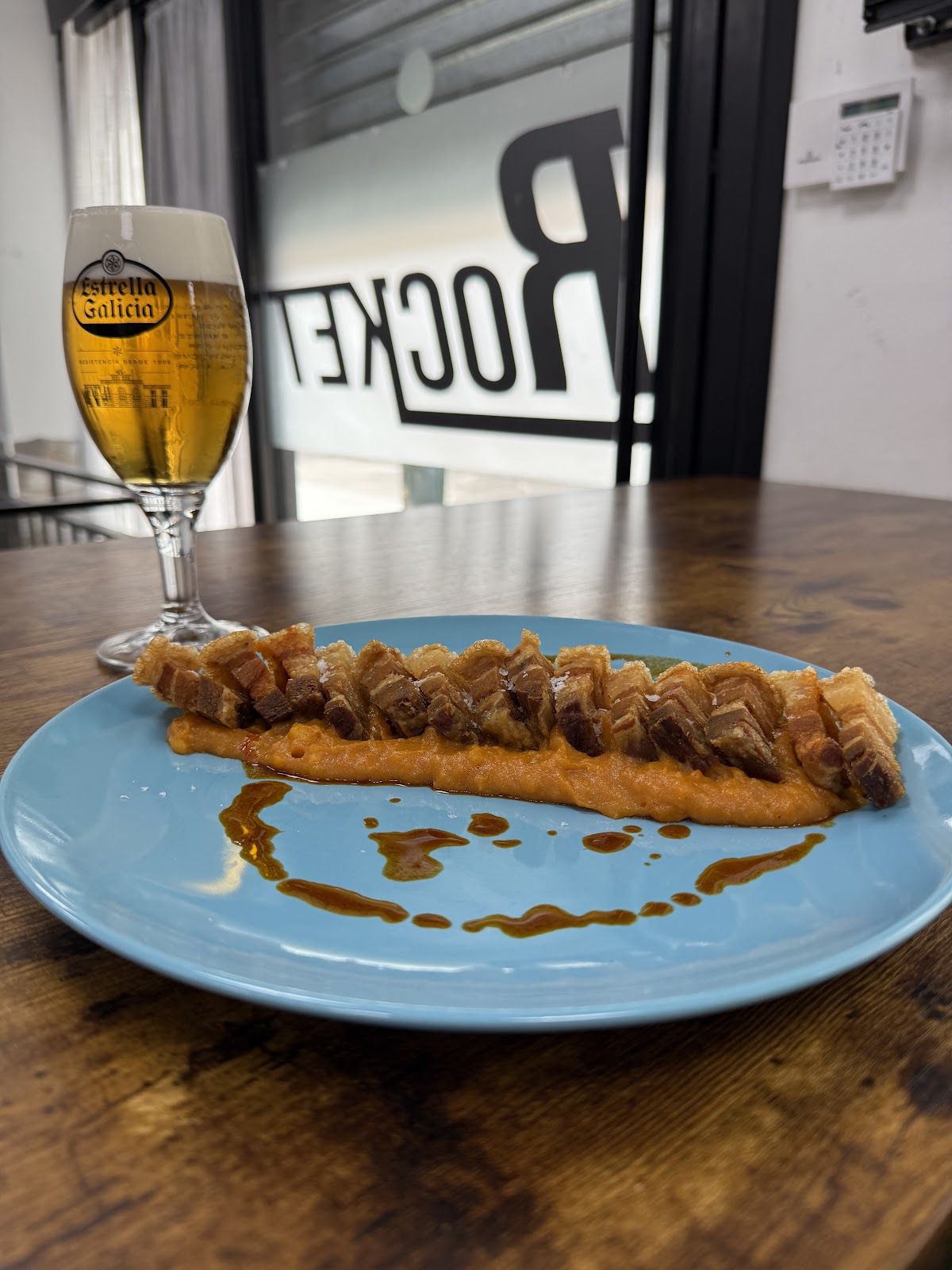 Plato de especialidad de carnes con puré y cerveza