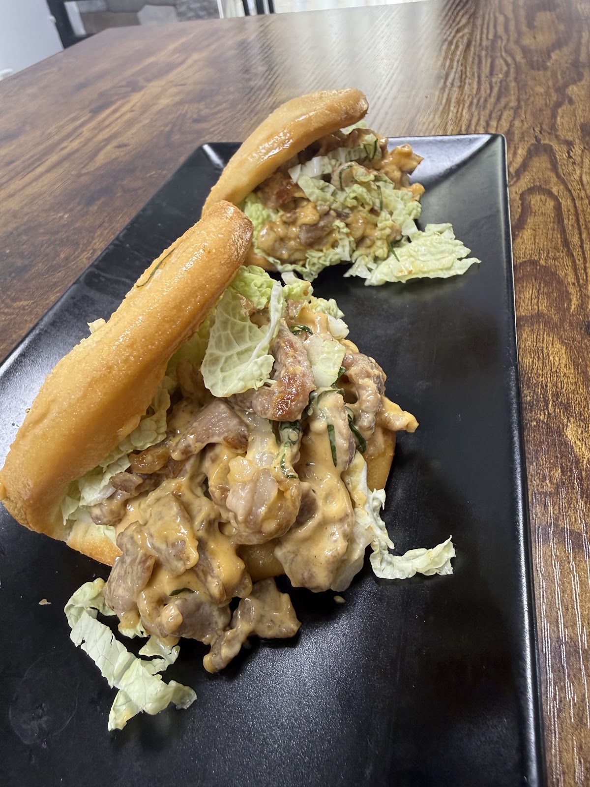 Bocadillos gourmet rellenos de carne y salsa especial